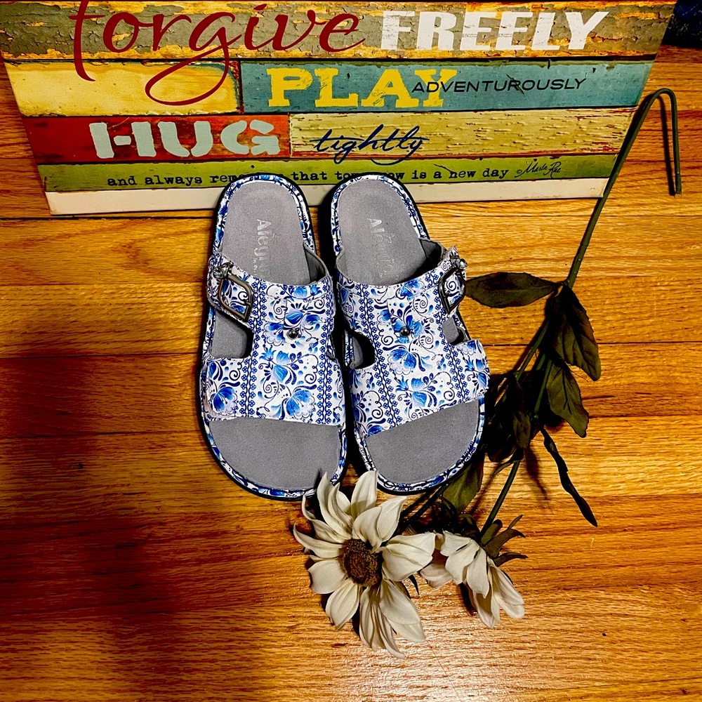 Lovely Algeria women comfortable sandals